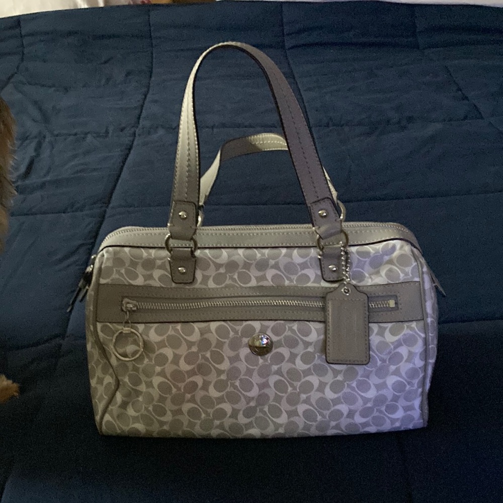 This bag is ideally new, only been used once or twice. it’s large and roomy